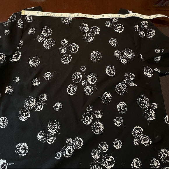 Ann Taylor black short sleeved blouse with white flowers. Size S - Picture 5 of 7